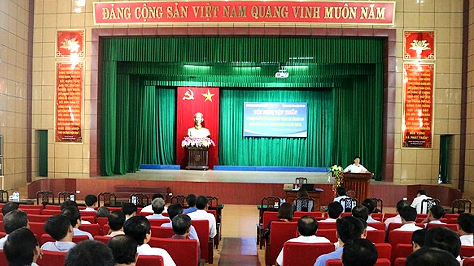 Tập huấn truyền thông giảm nghèo về thông tin