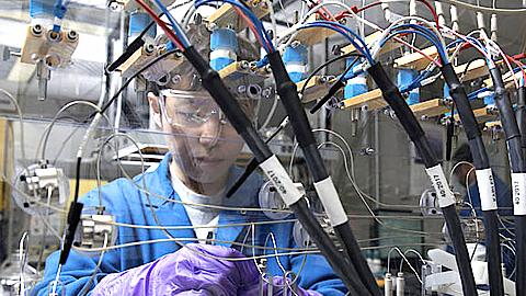 Pin làm từ nước biển sạc được 80% trong 5 phút, hiệu năng tốt hơn, an toàn hơn