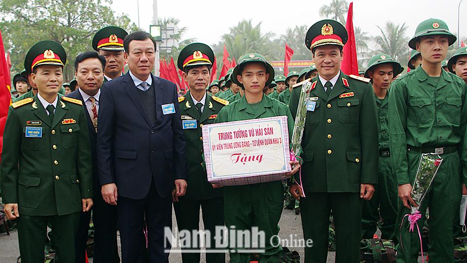 Tưng bừng ngày hội giao quân