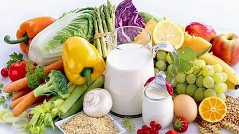 Người cao tuổi cần ăn, uống gì để tăng đề kháng chống lại COVID-19