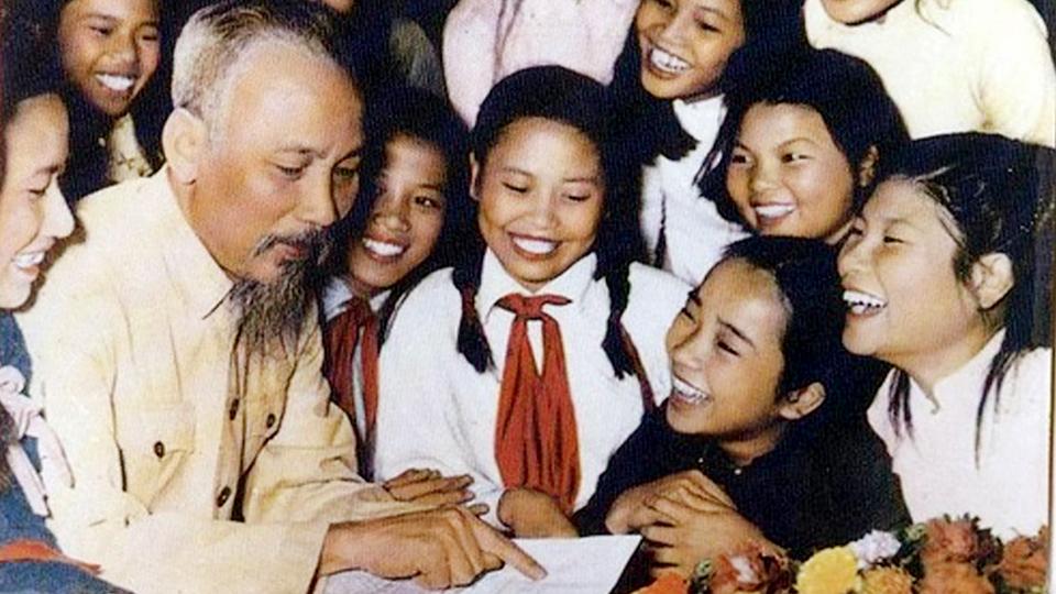 Hồ Chí Minh - Người yêu thương tất cả, chỉ quên mình