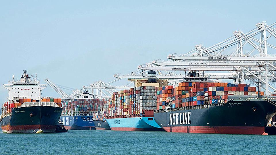 Khó khăn bủa vây ngành hàng hải thế giới