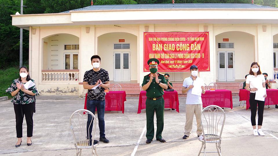 Trao giấy chứng nhận hết thời hạn cách ly cho 142 công dân