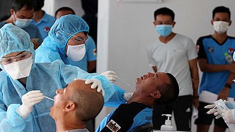 Trọng tài, trợ lý trọng tài tập huấn qua các tình huống giả định ngay trên sân cỏ