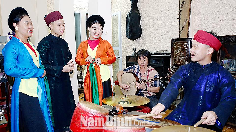 Xóa bỏ bạo lực gia đình bằng xây dựng văn hóa