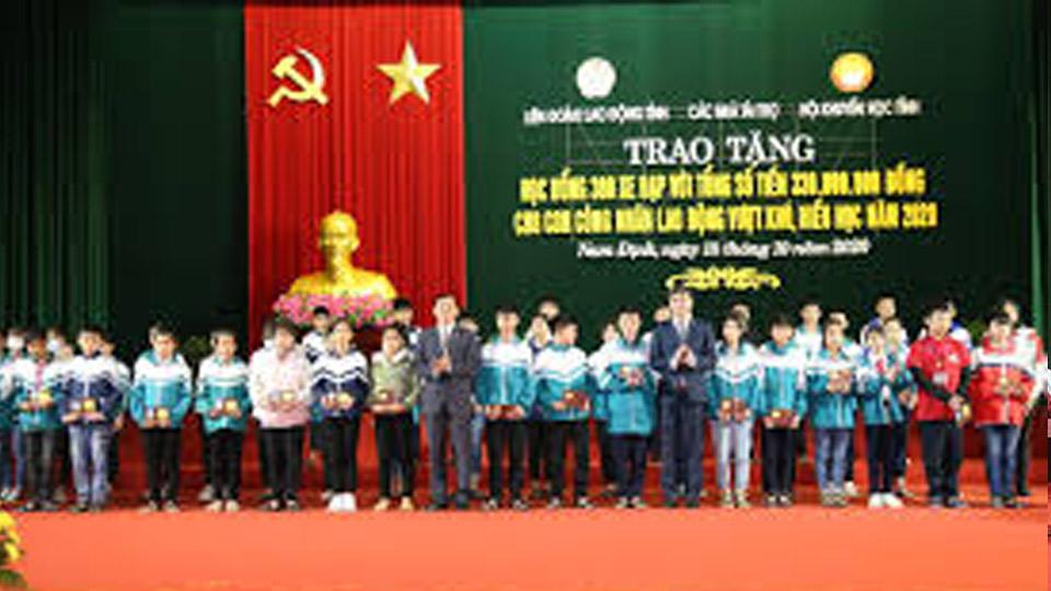 Trao 49 suất học bổng Vũ Đình Liệu cho học sinh vượt khó hiếu học