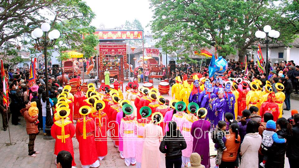 Đặc sắc tế cá trắm và thi cỗ ở di tích Đền Gin