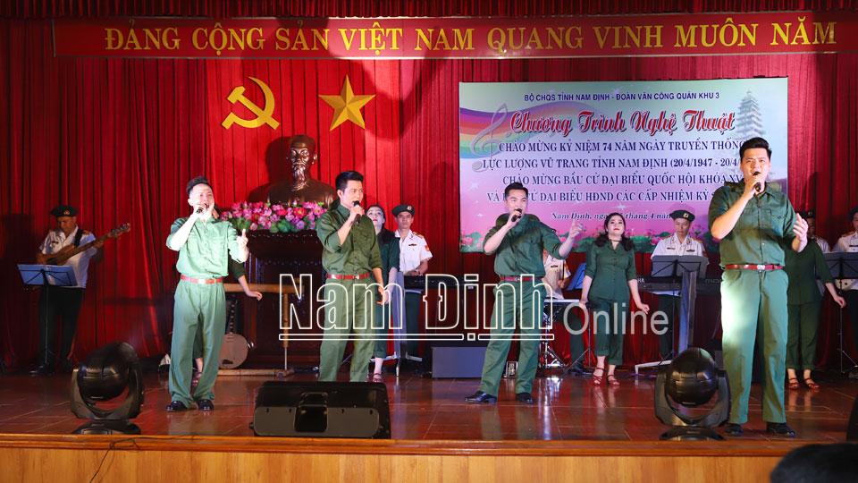Biểu diễn nghệ thuật chào mừng kỷ niệm 74 năm ngày truyền thống Lực lượng vũ trang tỉnh