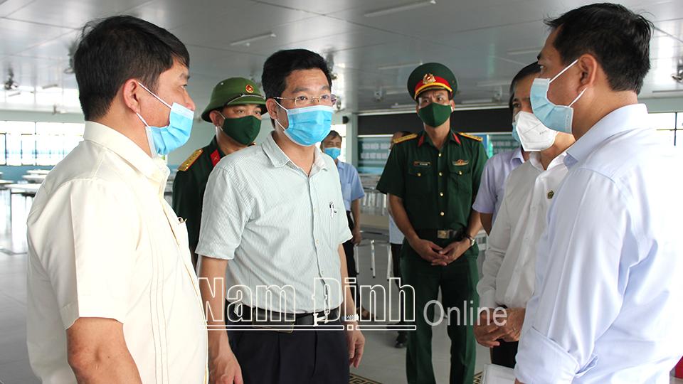 Đồng chí Phó Chủ tịch Thường trực UBND tỉnh kiểm tra công tác phòng, chống dịch tại huyện Vụ Bản