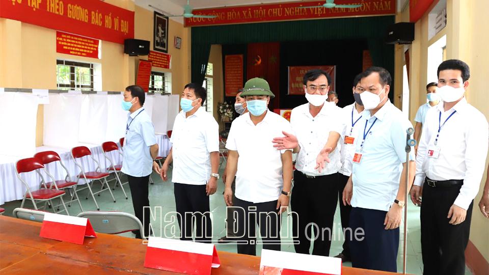 Đồng chí Phó Bí thư Thường trực Tỉnh ủy kiểm tra công tác bầu cử tại huyện Nam Trực