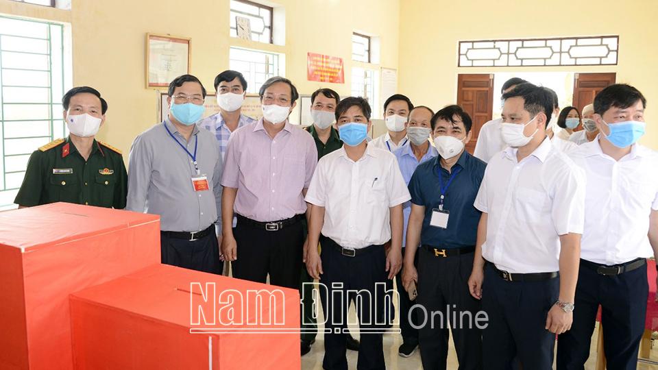 Đồng chí Bí thư Tỉnh ủy kiểm tra công tác chuẩn bị bầu cử tại huyện Nghĩa Hưng