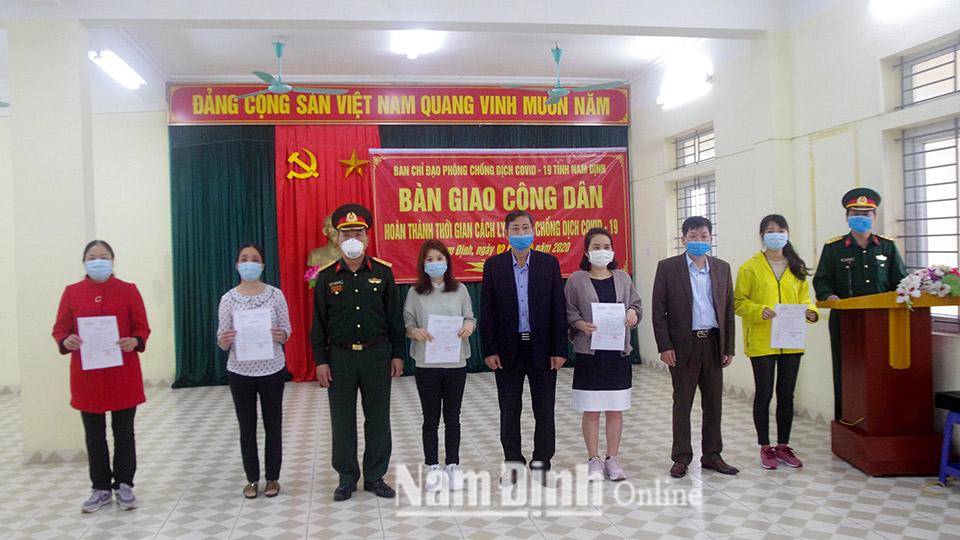 Hải Hậu bàn giao công dân hoàn thành cách ly trở về địa phương