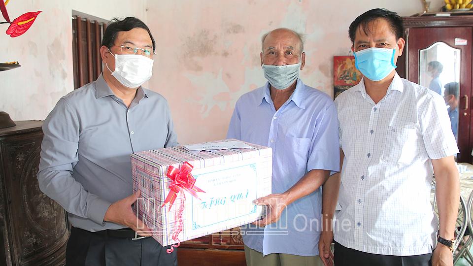 Các đồng chí lãnh đạo tỉnh đi thăm, tặng quà gia đình chính sách nhân Ngày Thương binh - Liệt sĩ (27-7)