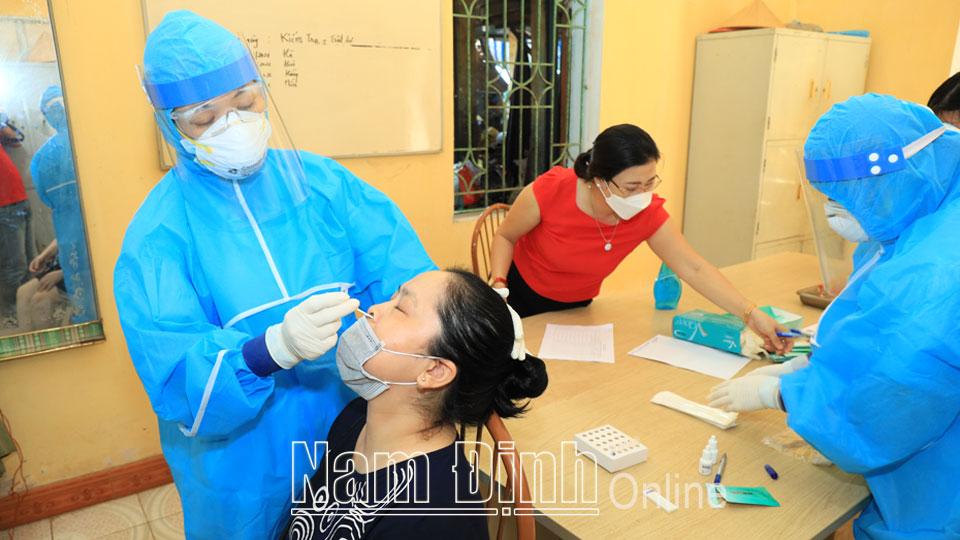 Thành phố Nam Định thực hiện test nhanh COVID-19 tại các chợ đầu mối lớn