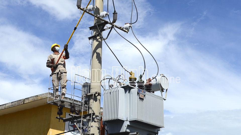 Sôi nổi phong trào thi đua lao động sản xuất ở Công ty Điện lực Nam Định