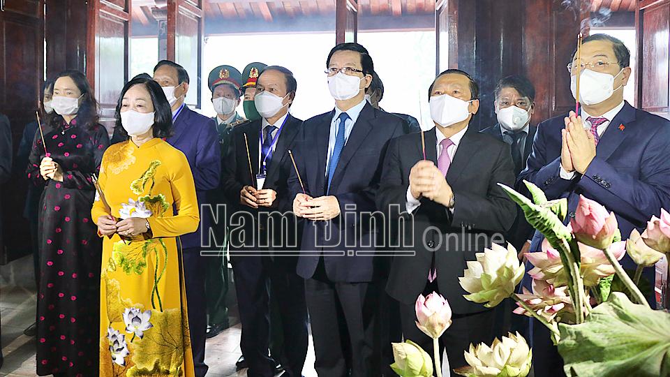 Dâng hương nhân kỷ niệm 110 năm ngày sinh đồng chí Lê Đức Thọ