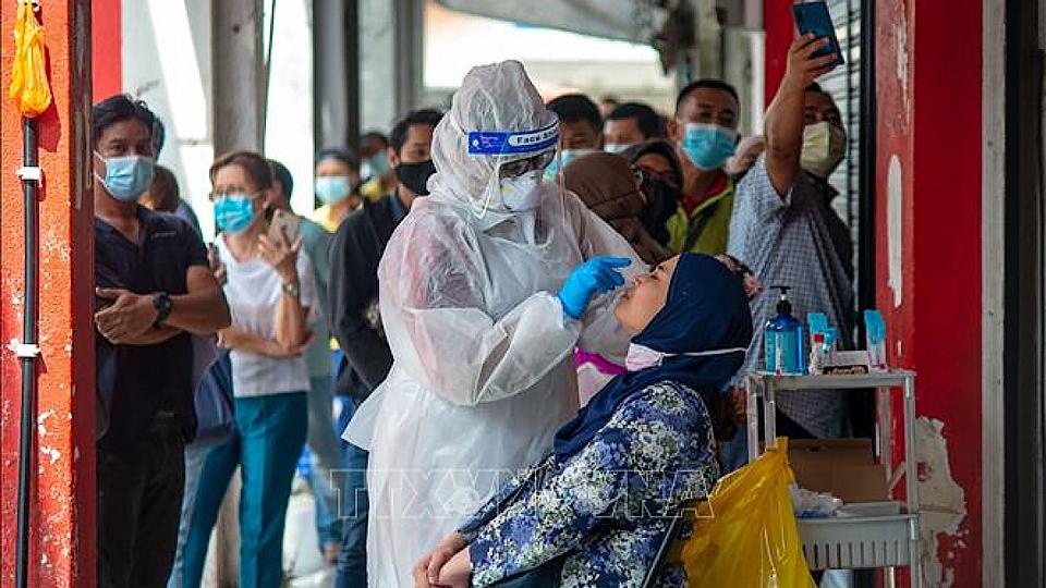 Malaysia dỡ bỏ hạn chế đi lại với người đã tiêm chủng đầy đủ