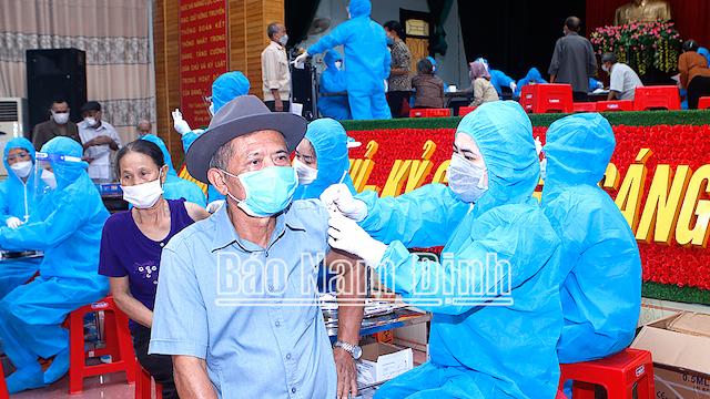 Trong ngày 29-10, toàn thành phố đã tiêm được 12.121 mũi vắc-xin