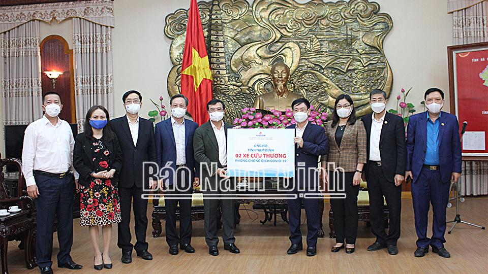 Tập đoàn Dầu khí Việt Nam hỗ trợ tỉnh 2 xe cứu thương phục vụ công tác phòng, chống dịch COVID-19