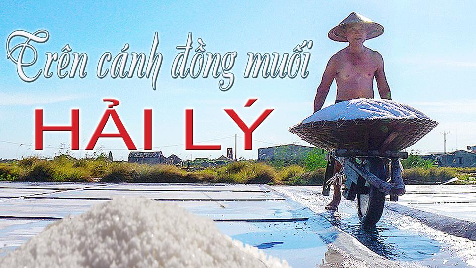 Trên cánh đồng muối Hải Lý