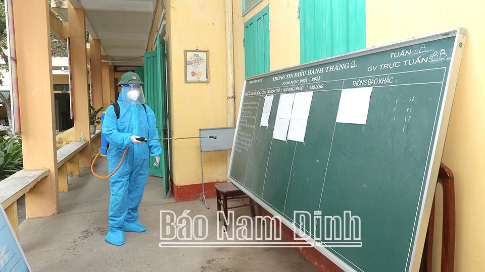 Ngày 24-12, số ca nhiễm COVID-19 tiếp tục tăng cao