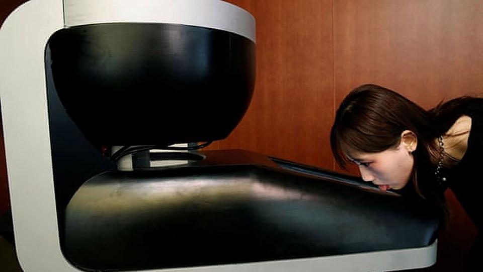 Nhật Bản phát triển màn hình TV giúp người dùng nếm mùi vị thức ăn