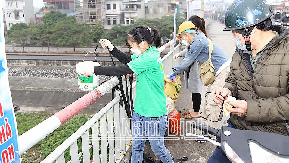 Thả cá văn minh bảo vệ môi trường