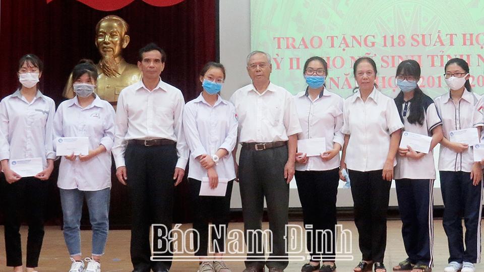 Quỹ Châu Á đồng hành cùng nữ sinh có hoàn cảnh khó khăn