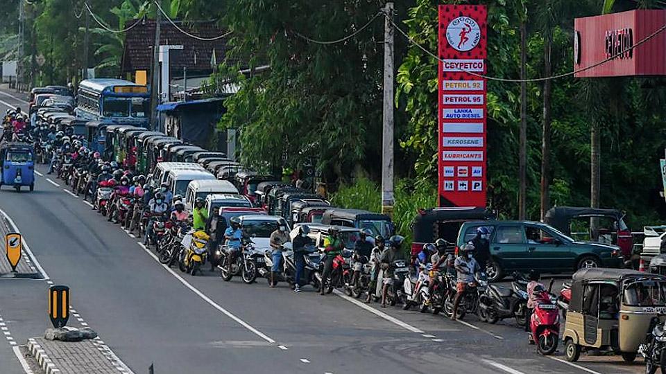 Sri Lanka cạn xăng, người dân xếp hàng 8 tiếng chờ đợi