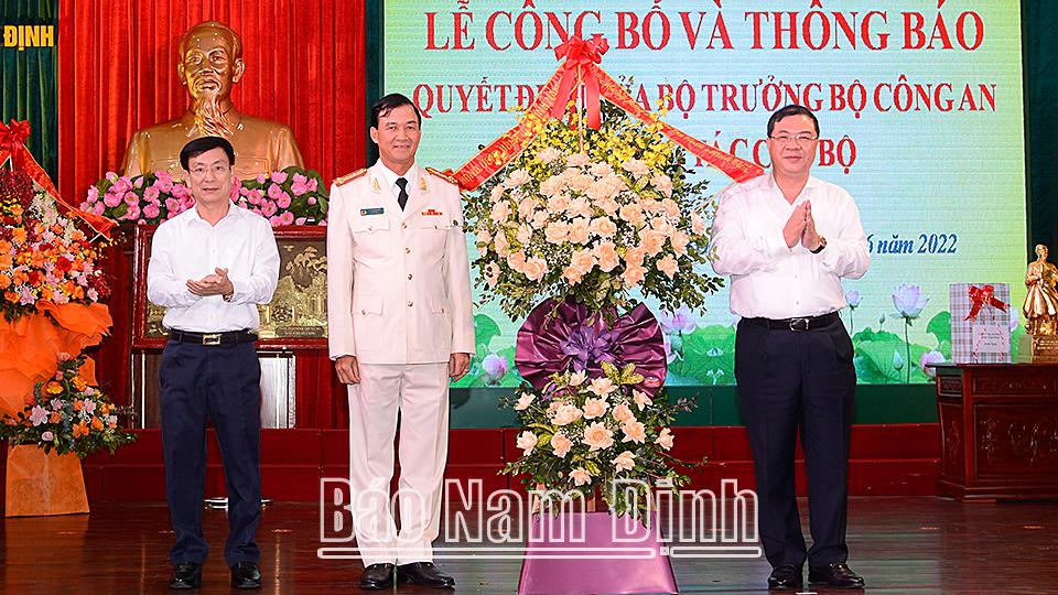Công bố và trao các quyết định của Bộ trưởng Bộ Công an về công tác cán bộ