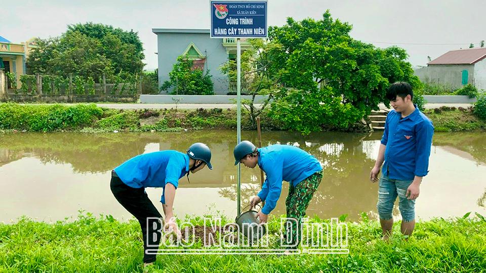 Đoàn Thanh niên xã Xuân Kiên tham gia xây dựng nông thôn mới nâng cao, kiểu mẫu