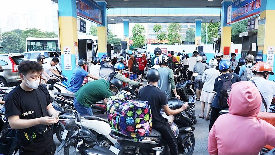 Giá xăng giảm 3.600 đồng mỗi lít