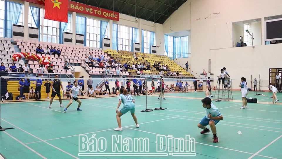 Quan tâm phát triển phong trào cầu lông