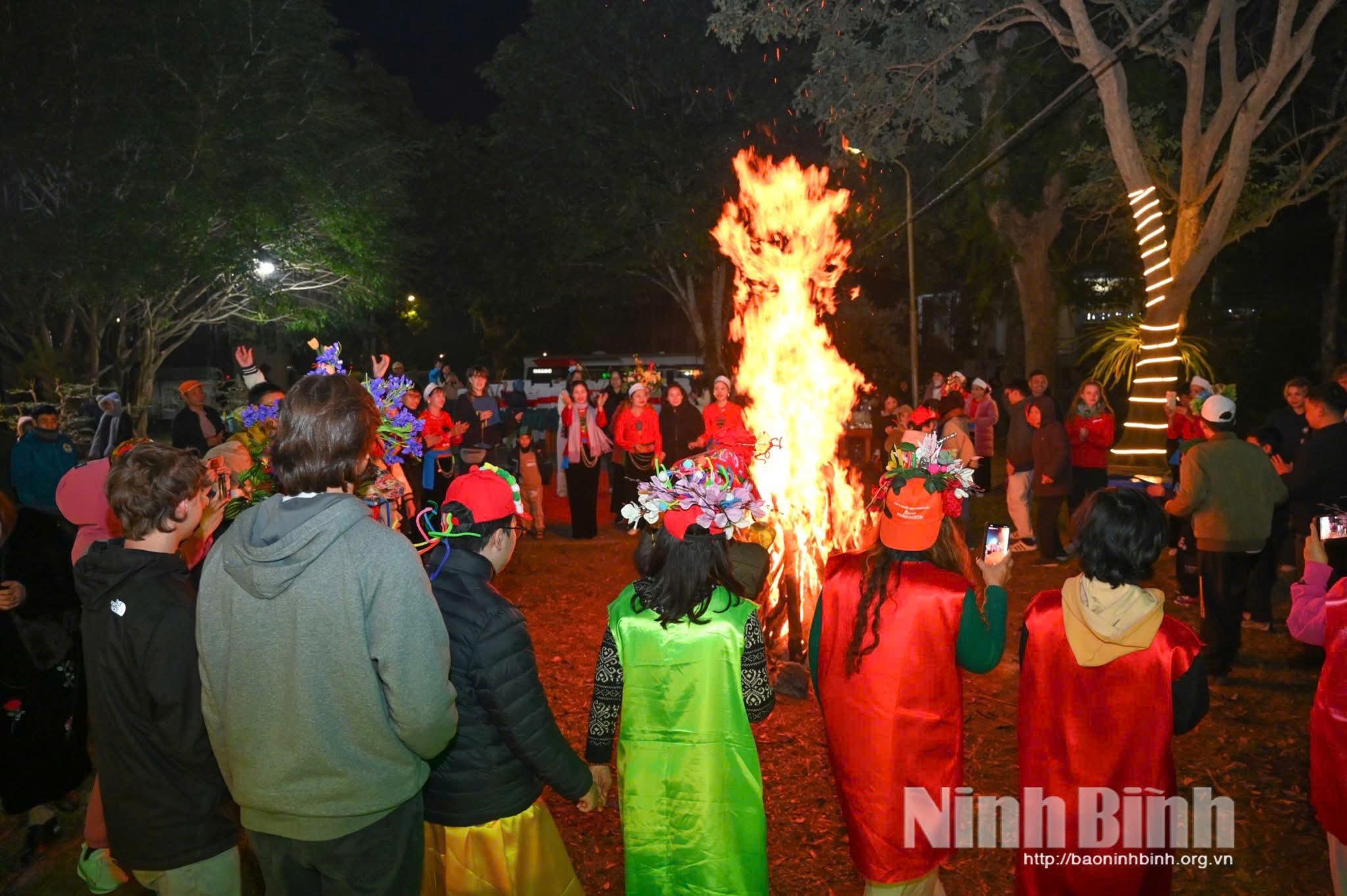 Du khách tham gia đốt lửa trại tại Vườn quốc gia Cúc Phương.